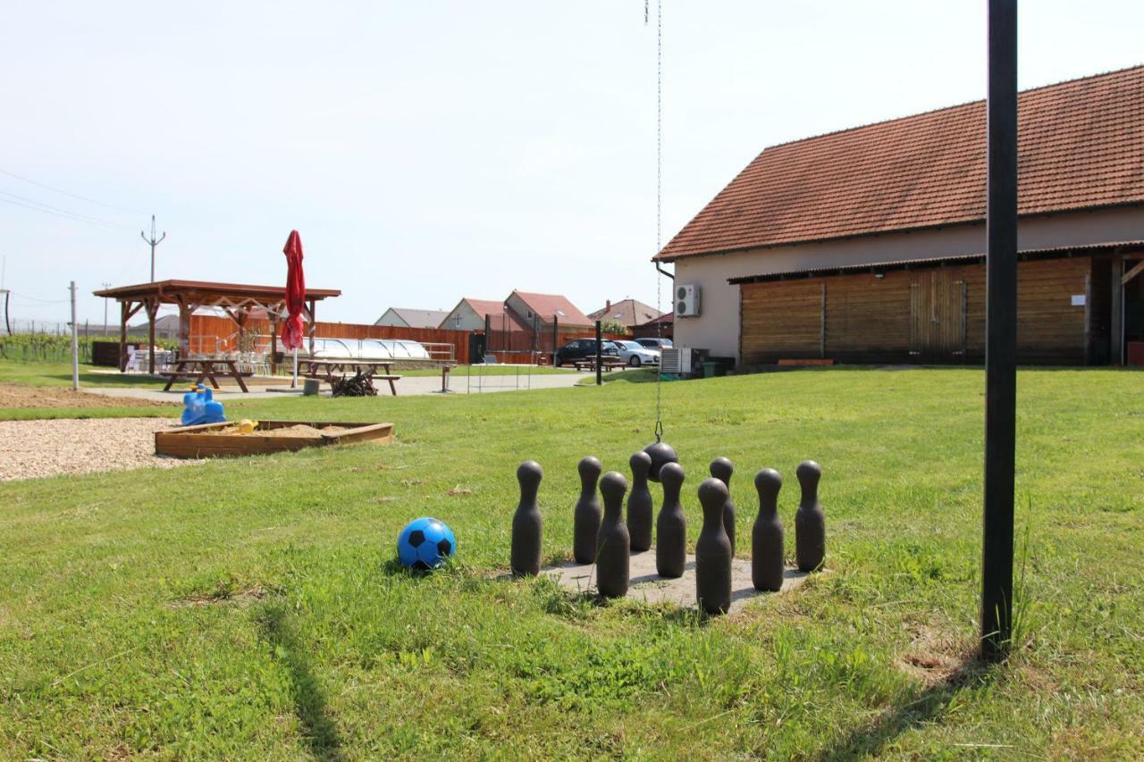 Penzion Kosik Tvrdonice ภายนอก รูปภาพ
